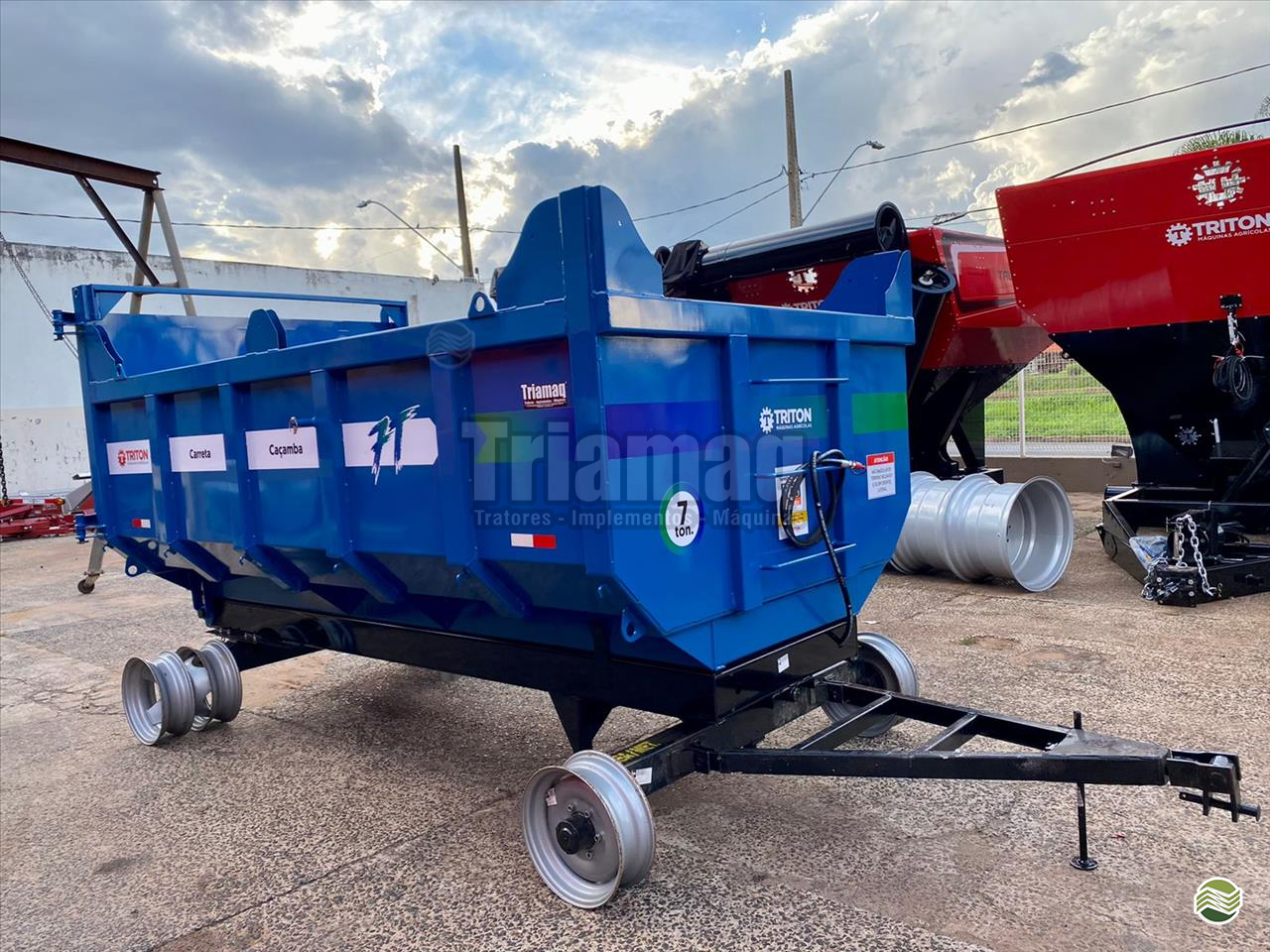 IMPLEMENTOS AGRICOLAS CARRETA AGRÍCOLA CARRETA BASCULANTE Triamaq Tratores UBERLANDIA MINAS GERAIS MG